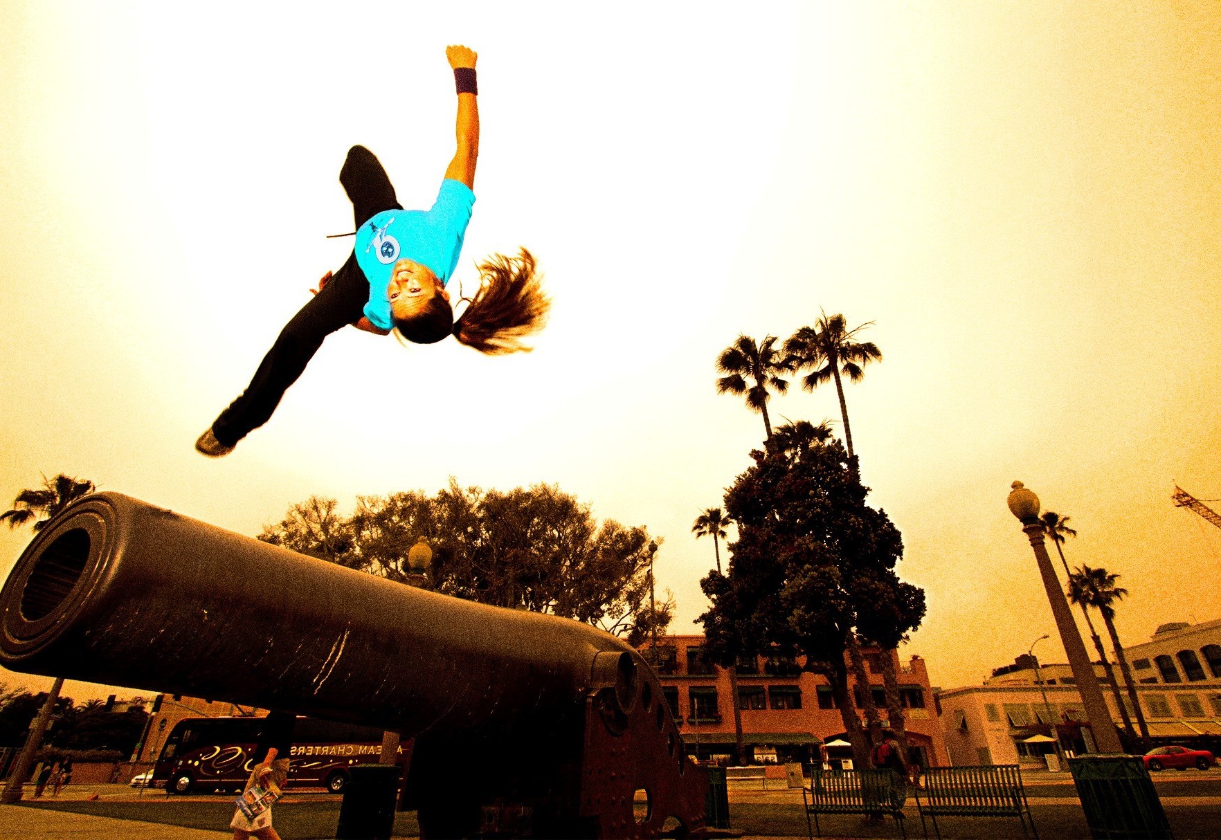 parkour compétition action silhouette adulte course voiture un coucher de soleil championnat de l énergie la performance sportif rétro-éclairé des sports nautiques des loisirs en plein air homme voyage