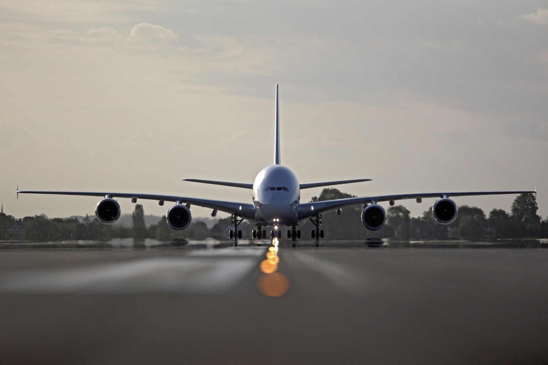 aviões de passageiros avião avião aeroporto sistema de transporte voo avião ar carro militar pista viajar partida força aérea decolagem avião chegada voar céu airbus asa