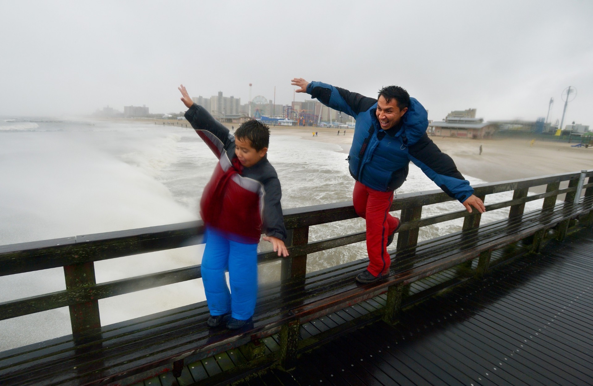 homens adulto água mulher viajar ao ar livre menina férias luz do dia estilo de vida ponte tráfego