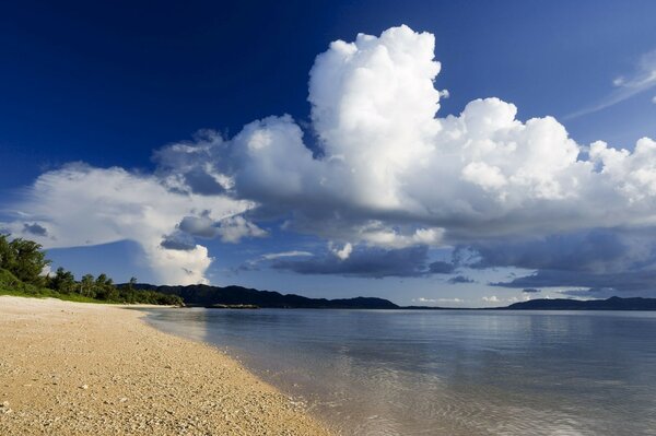 Ozean Strand mit Wolken