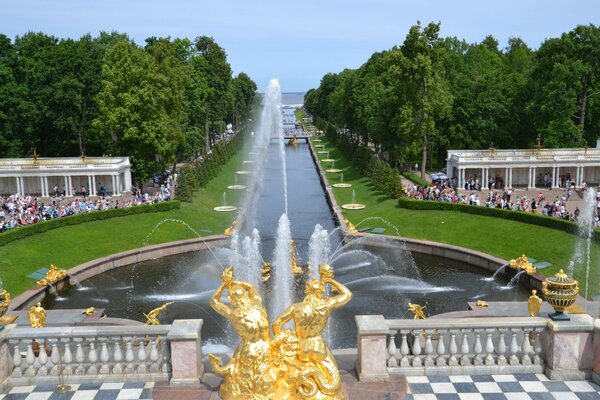 Der Samson-Brunnen vor dem Hintergrund einer Kaskade von Wasserfällen mit Blick auf den finnischen Golf