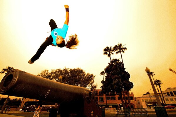 Parkour. Niña realiza volteretas laterales con obstáculos