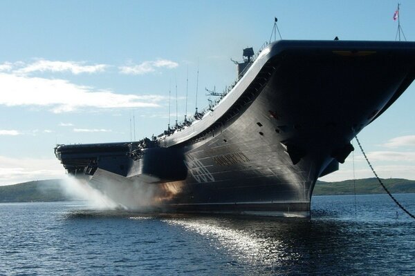 Nave da guerra in mare