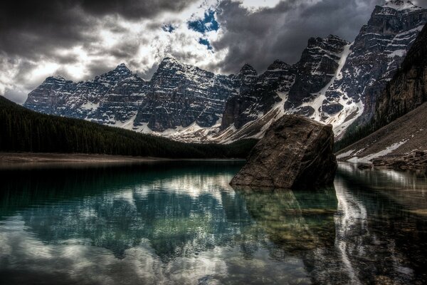 Lake on the background of mountains with clouds