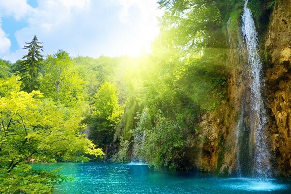 Bergsee mit schöner Natur und Wasserfall