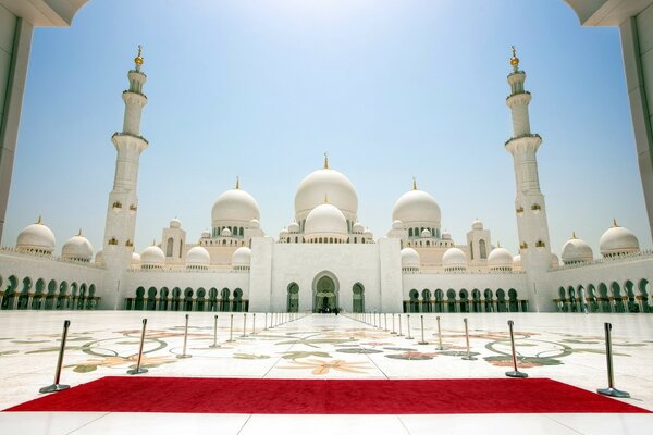 Palais en pierre blanche avec tapis rouge