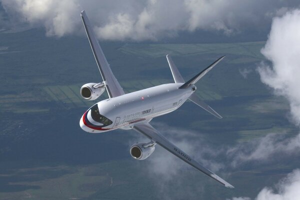 Planant dans le ciel avion de passagers