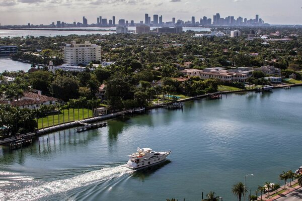 Un bateau de plaisance navigue sur le canal