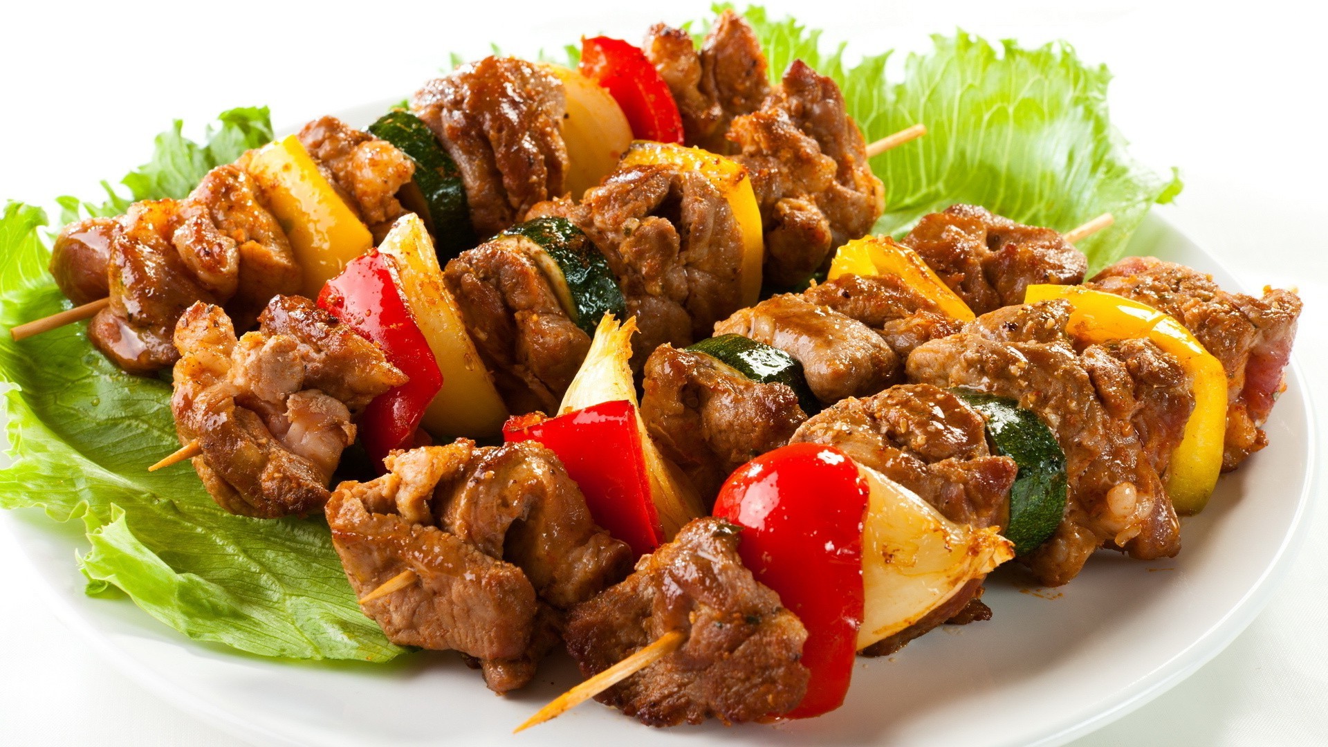 alimentos e bebidas jantar carne carne comida kebab espeto churrasco comida almoço placas carne de porco pimenta vegetal cebola delicioso prato cozinha epicuro cordeiro frango