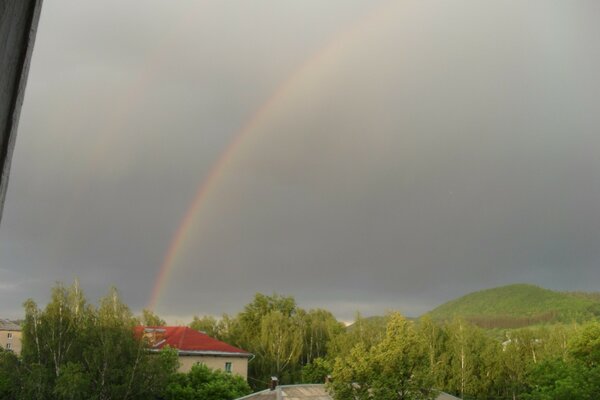 Tęcza nad miastem po deszczu