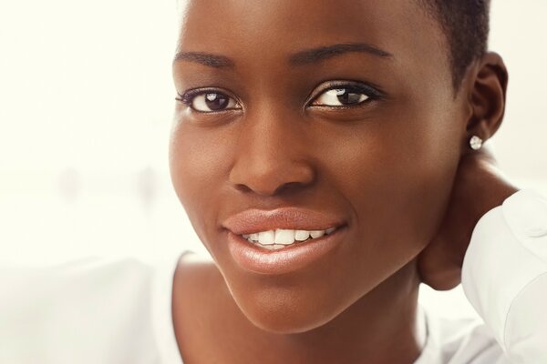 La cara de una hermosa chica negra