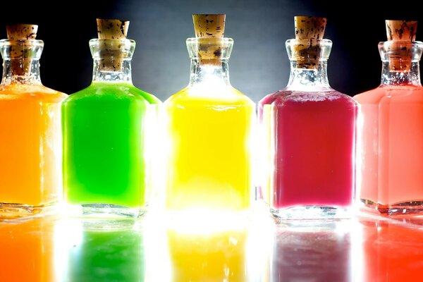 Çok renkli sıvı cam şişeler