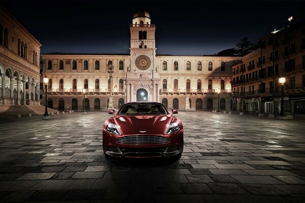 Automobile rossa elegante vicino alla bella costruzione