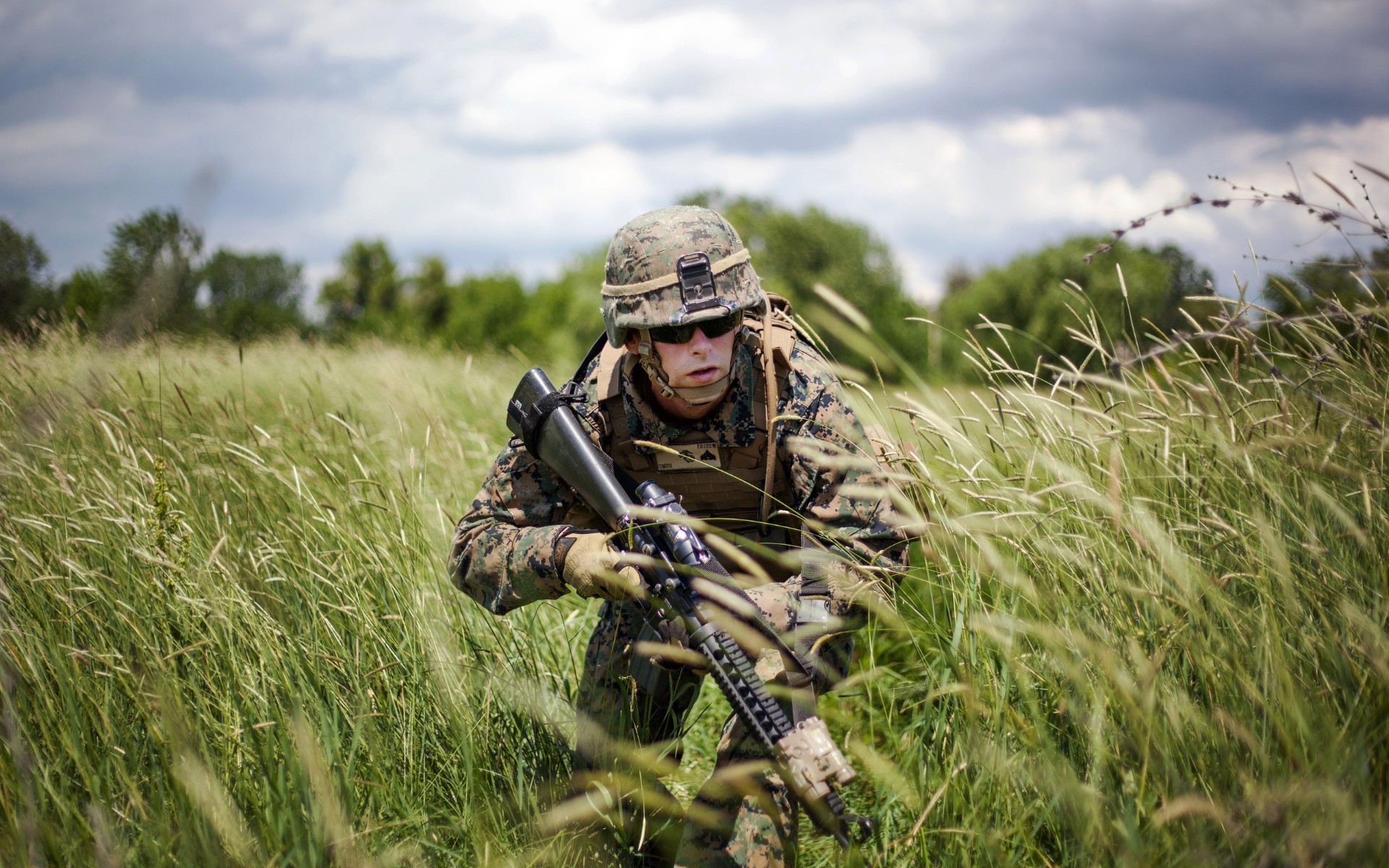 swat guerra arma soldato militare esercito erba pistola fucile all aperto campo camuffamento combattimento natura estate munizioni uomo tempo libero singolo tempo libero