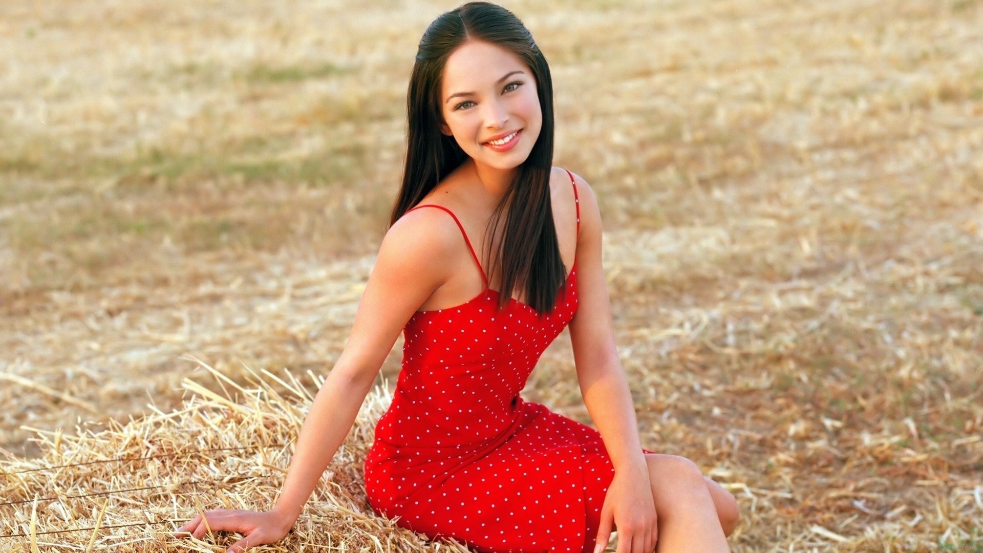 actrices verano naturaleza al aire libre mujer hierba descanso relajación buen tiempo bonito campo joven alegría libertad despreocupado placer campo placer