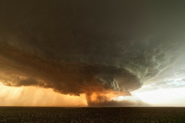 Tornado mitten in der Wüste