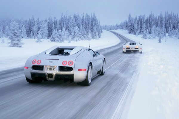 Autos fahren im Winter die Straße entlang