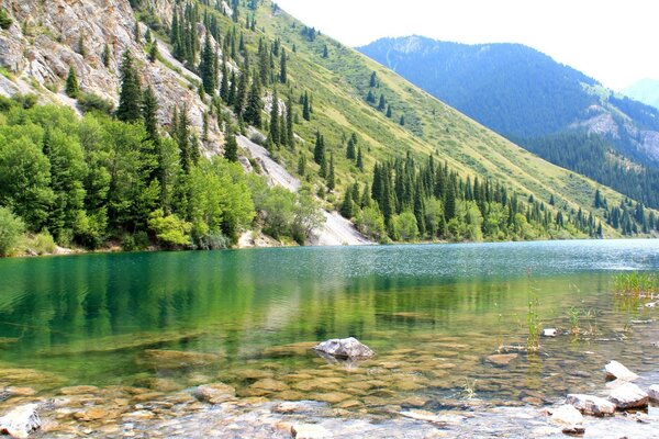 Пейзаж с видом на горное озеро