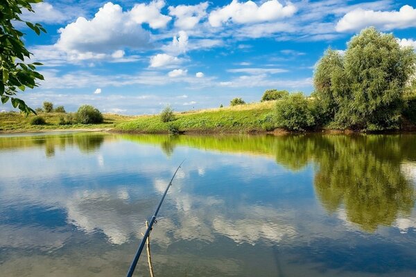 Uma vara de pesca lançada no lago. Visão em primeira pessoa