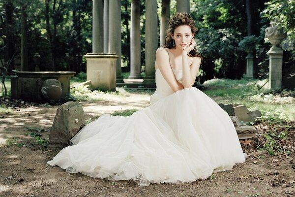 Mädchen im Kleid in der Natur