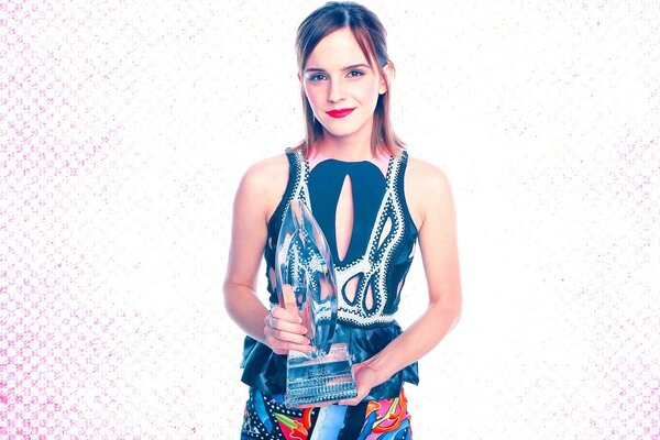 Emma Watson tiene in mano una statuetta