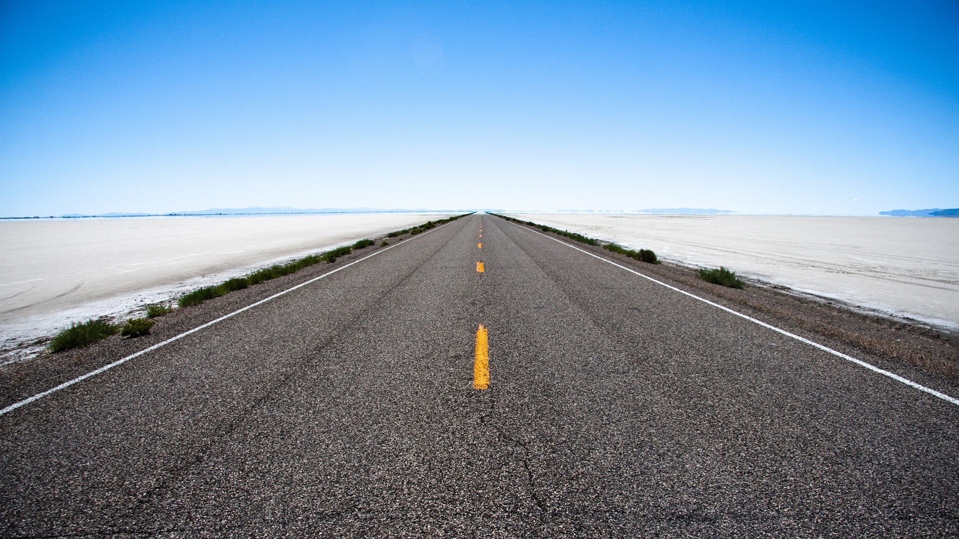 estrada asfalto rodovia paisagem céu guia viagem vazio horizonte em linha reta deserto