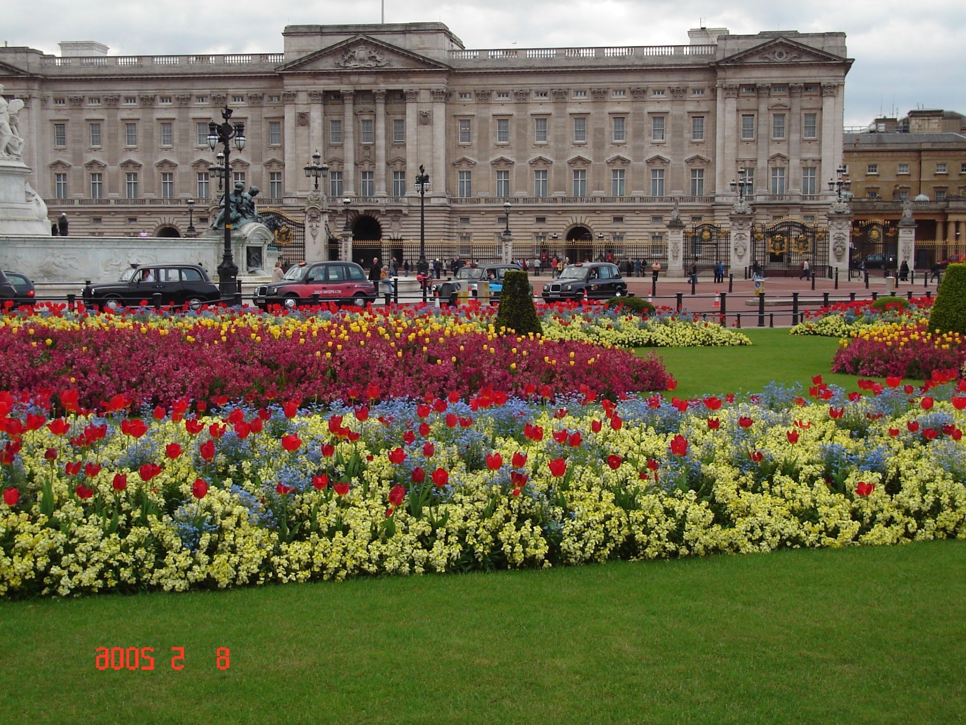 famous places garden park architecture castle building city flower administration flowerbed travel summer museum monarchy flag outdoors lawn tourism landmark fountain urban