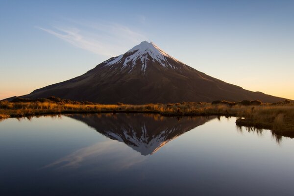 Reflejo de un volcán en un lago de cristal