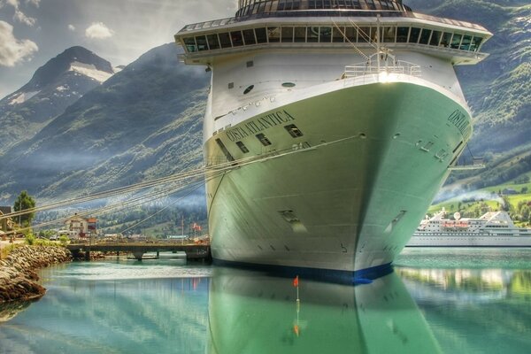 Ein großes Schiff auf dem Wasser. Reise