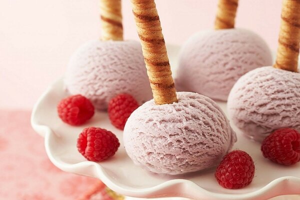 Crème glacée aux framboises sur une assiette