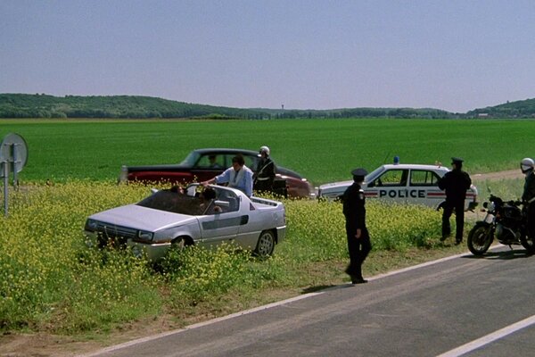 Policía y automovilistas en campo verde