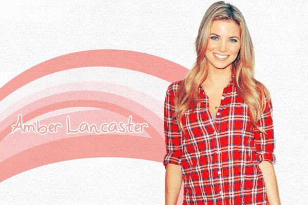 Amber Lancaster in una camicia a quadri