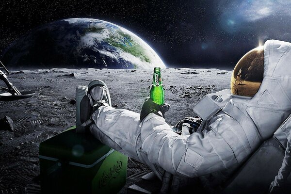 宇航员坐在月球上休息