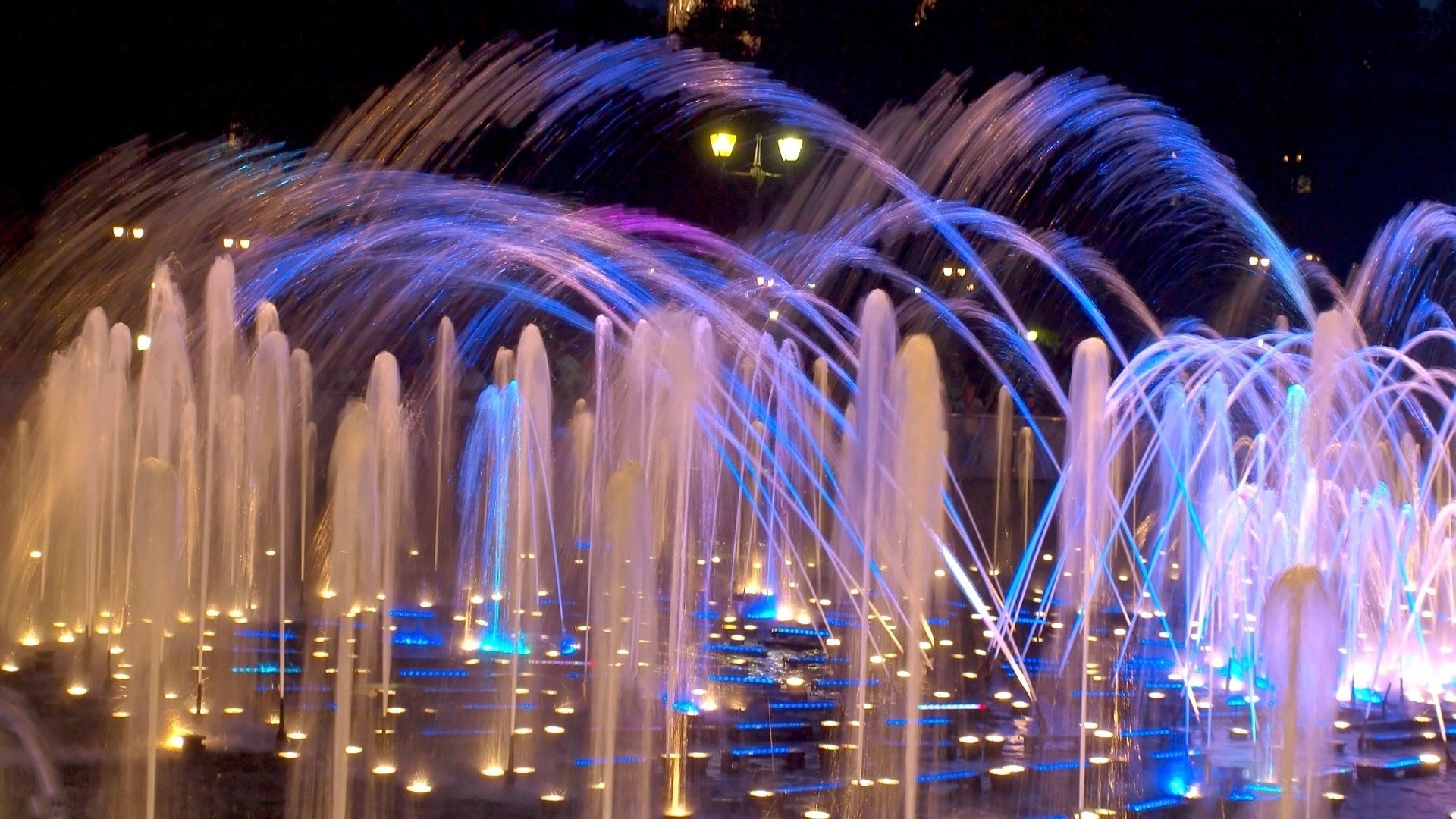 brunnen licht festival abend bewegung feuerwerk unschärfe stadt hintergrundbeleuchtung fotografie haus weihnachten urban urlaub party architektur reisen neon dunkel flamme dynamisch