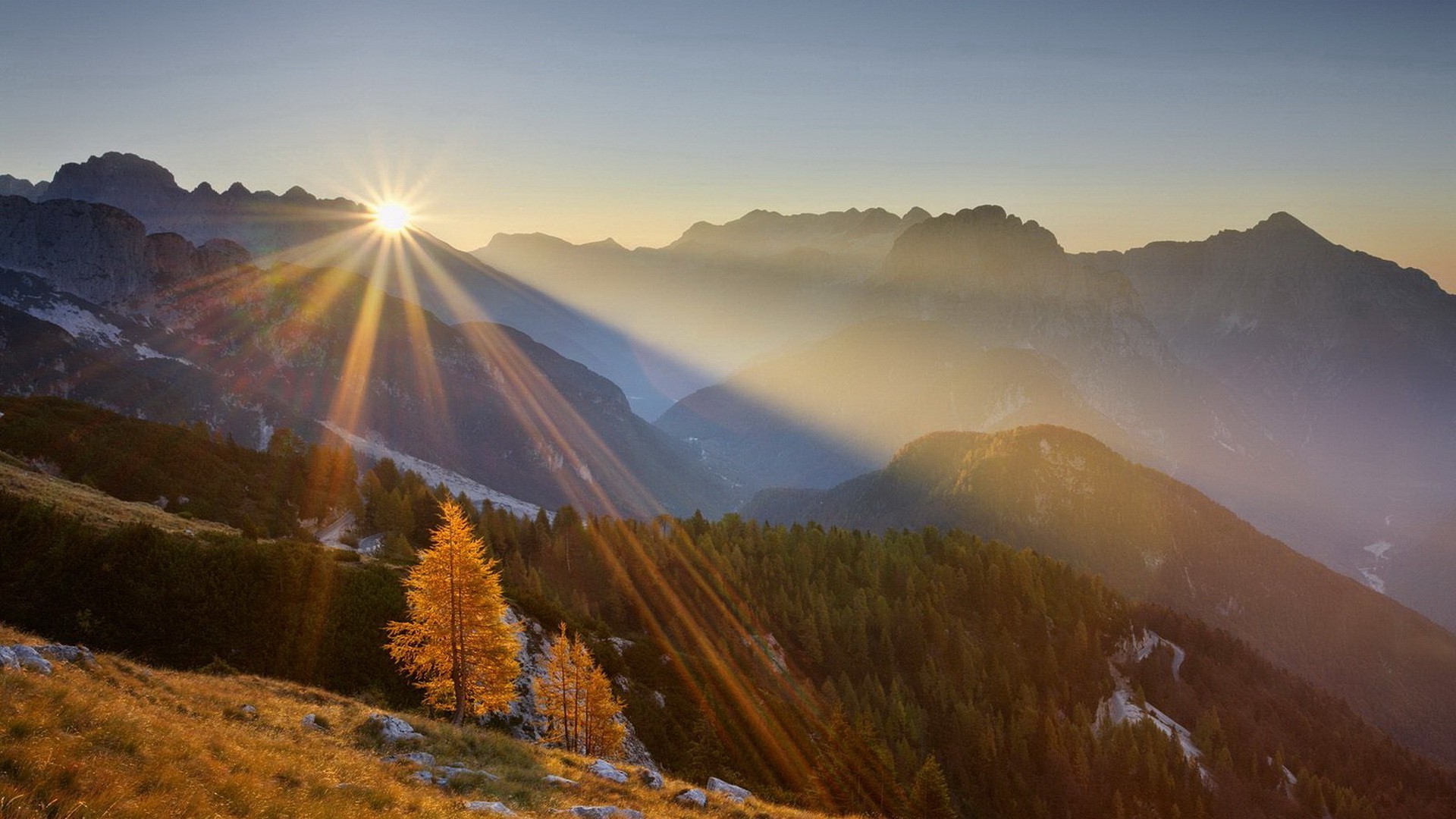 montagnes coucher de soleil montagnes aube neige brouillard voyage paysage ciel automne nature brouillard à l extérieur soleil soir beau temps