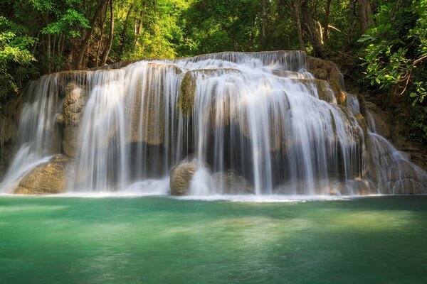 Bela cachoeira na floresta tropical