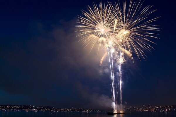 Super feux d artifice dans le ciel sombre