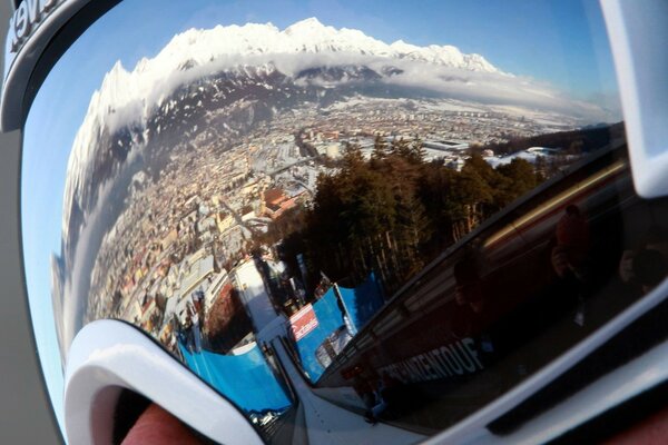 Reflejo de las montañas con gafas de snowboarder