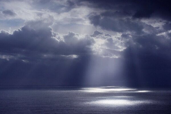 Mondlicht aus den Wolken ins Meer