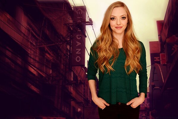 Amanda Seyfried im Hintergrund der Stadt