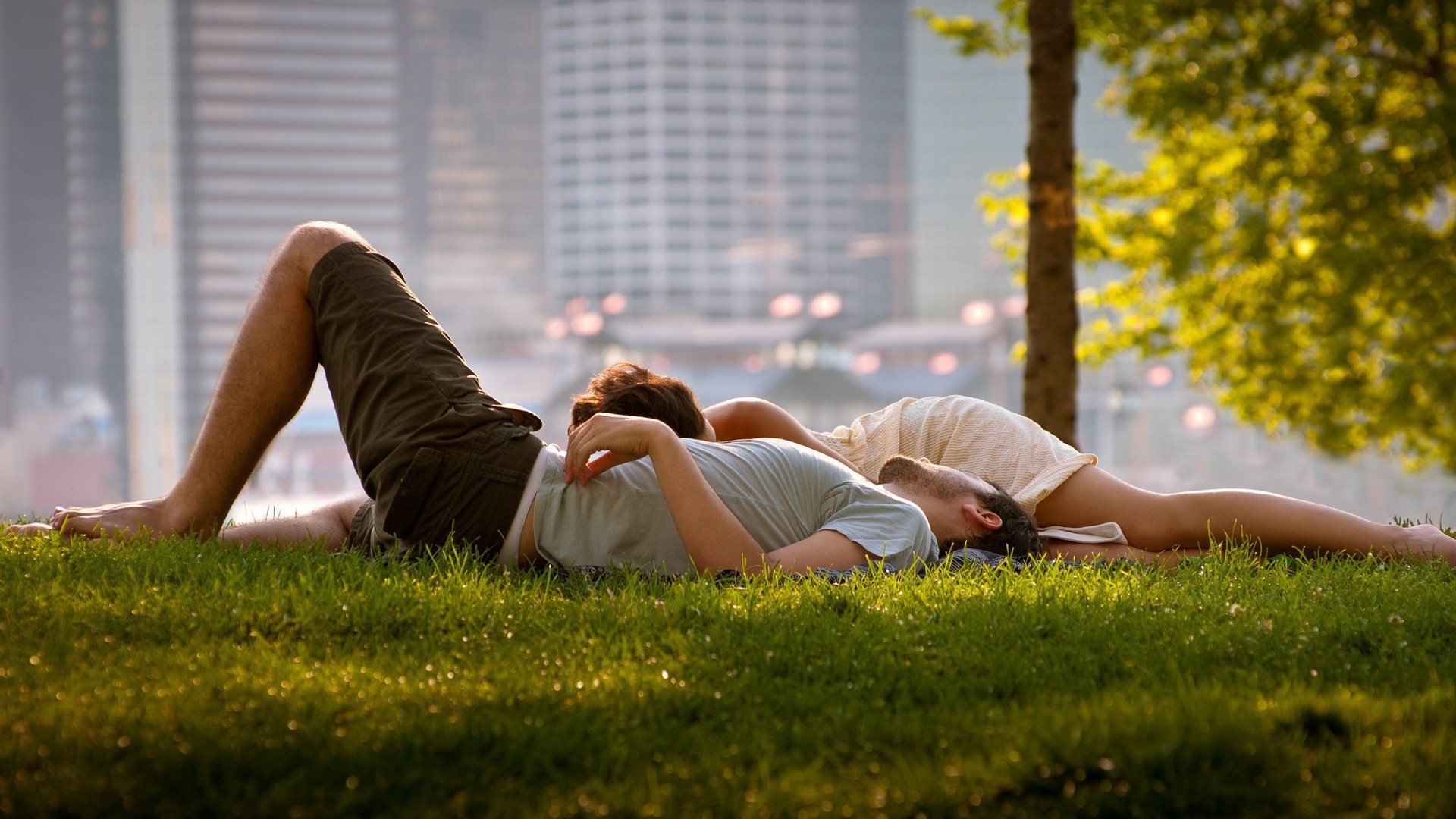 liebe und romantik gras yoga entspannung frau park natur mädchen erwachsener im freien rasen sommer urlaub sitzen lebensstil