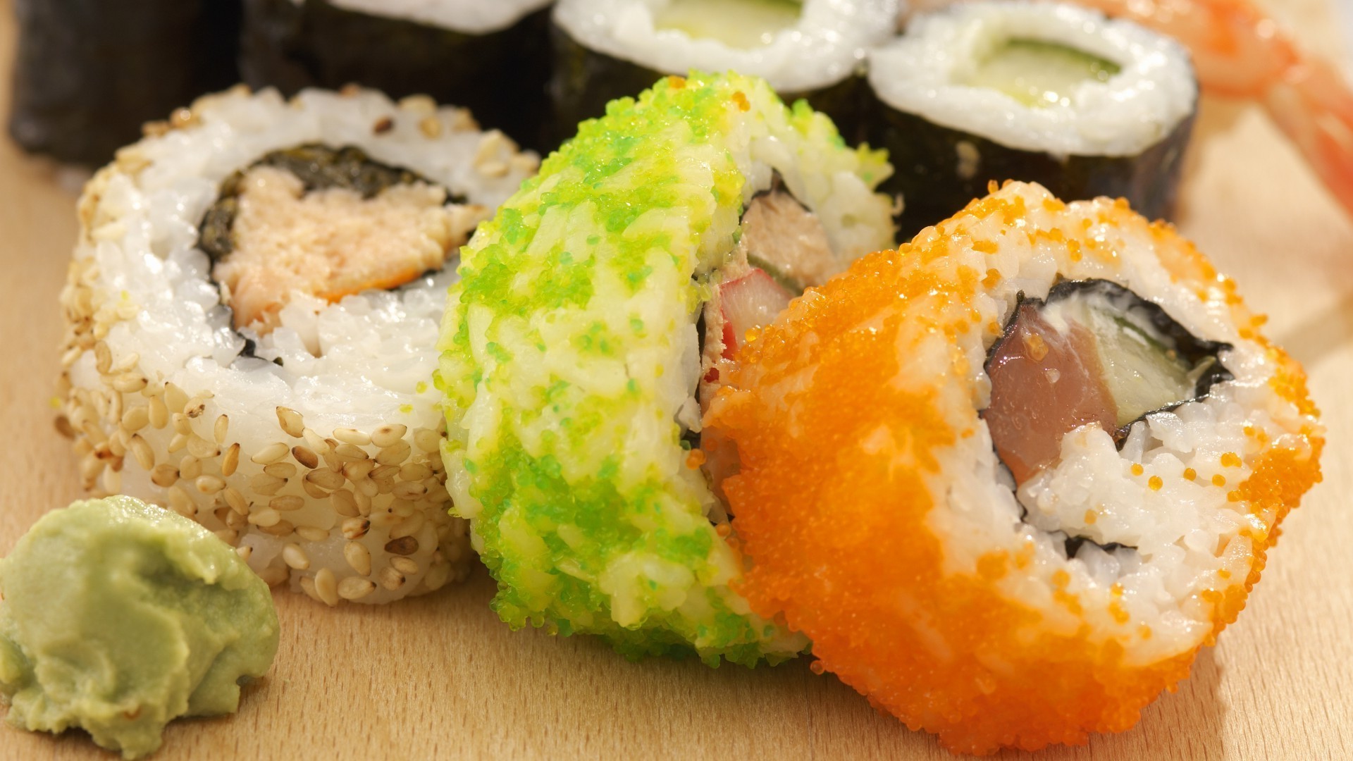 comida y bebida arroz sushi algas salmón pescado wasabi atún mariscos tradicional maki sashimi cena comida aguacate almuerzo rollo delicioso camarones