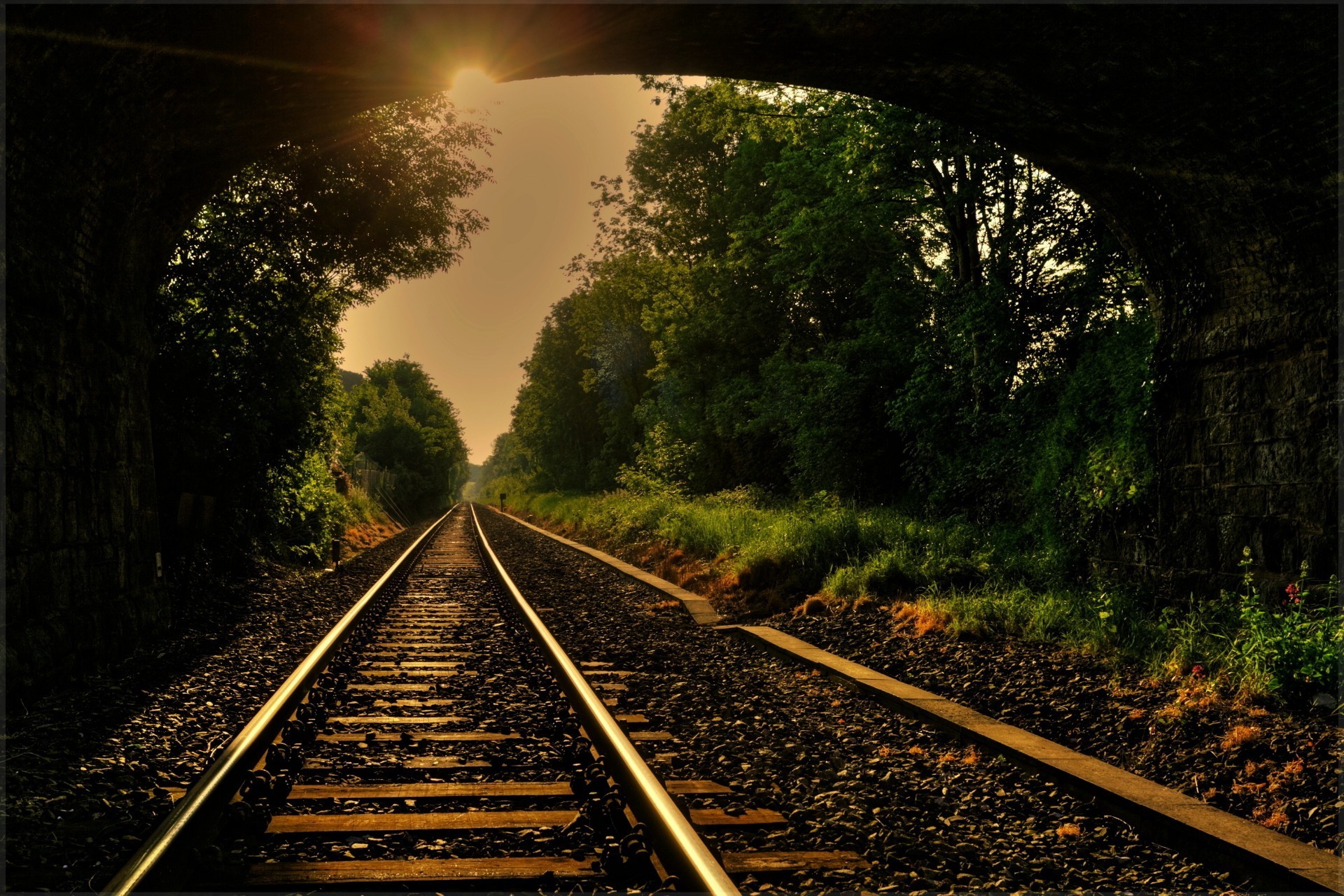 contrastes trilho trem trilha sistema de transporte guia viagem estrada luz perspectivas motor rápido linha dorminhoco cascalho para a frente distância