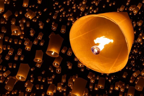 Wiele niebieskich lampionów w kolorze pomarańczowym