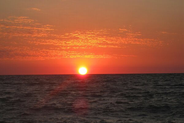 Pôr do sol vermelho no oceano