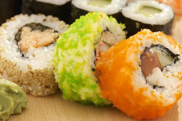 Sushi è una combinazione incredibile di sapore con il contatto visivo