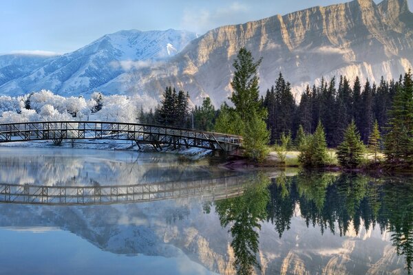 Ponte de metal em forma de arco no fundo dos picos das montanhas