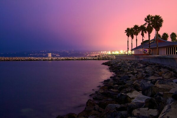 Pôr do sol roxo e Praia