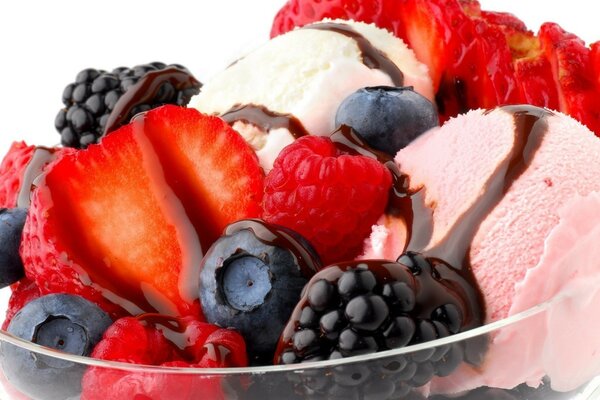 Mix di gelato e frutta dolce