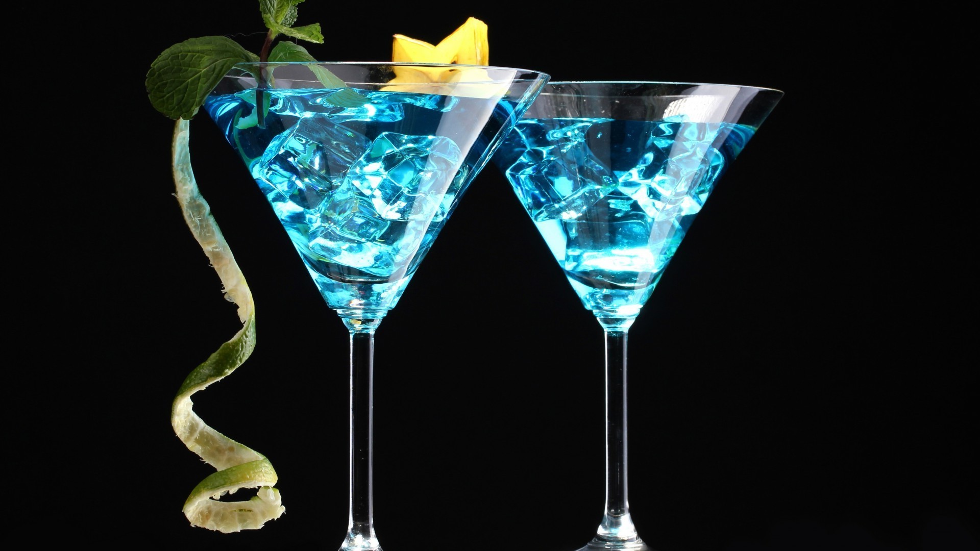 bevande bere vodka cocktail vetro gin martini alcool partito bar liquore ghiaccio freddo rinfrescante fresco vita notturna liquido rum succo di frutta whisky